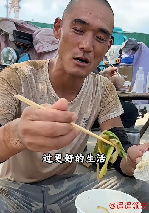 冠军老邹又要上阵了一场生意把家里掏空，他挑起担子回拳台