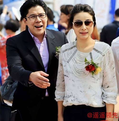 深夜密会三小时！霍启刚为何超欣开车门引婚变猜测